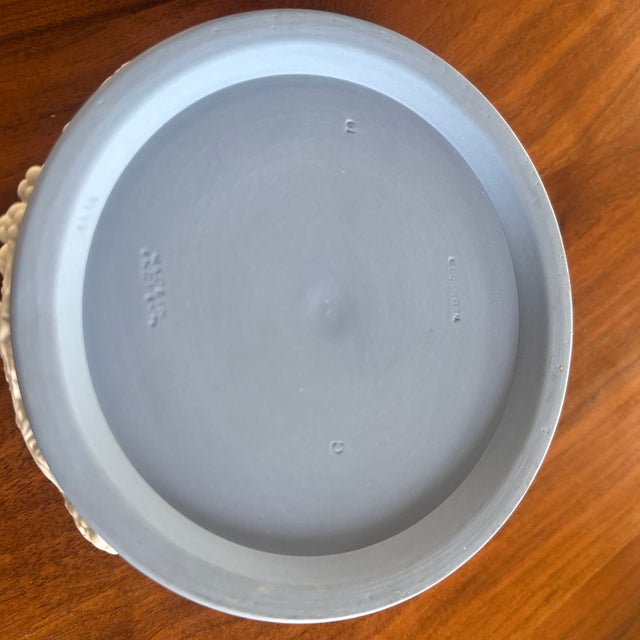 1910s Antique Wedgwood Trinket Box - Dated 1919 For Sale - Image 5 of 5