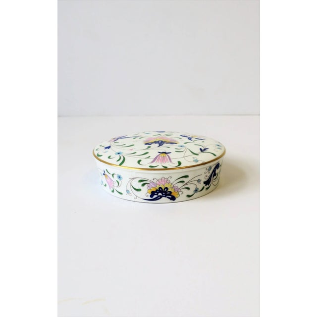 English Blue and White Porcelain Round Jewelry or Trinket Box For Sale - Image 10 of 12