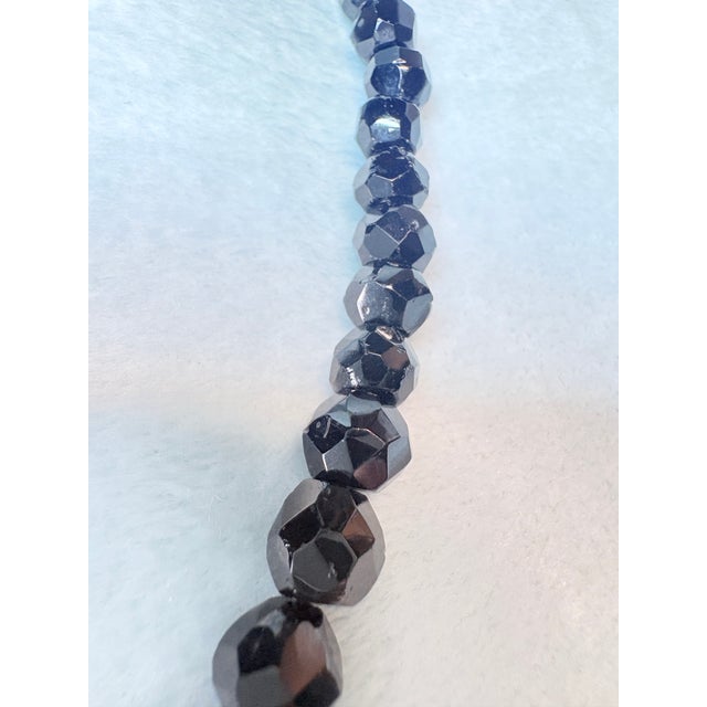 Onyx Mid‑Century 14k White Gold and Hand‑Faceted Onyx Graduated Bead Necklace 16" For Sale - Image 8 of 11