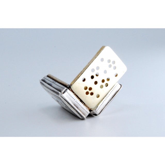 Silver and Gold Vinaigrette Box with Engraving For Sale - Image 4 of 11