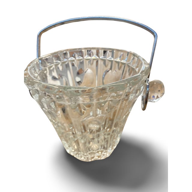 Art Deco ice bucket made of metal and glass. French work, circa 1930. Very good condition. Dimensions: 13cm high, 12cm in...