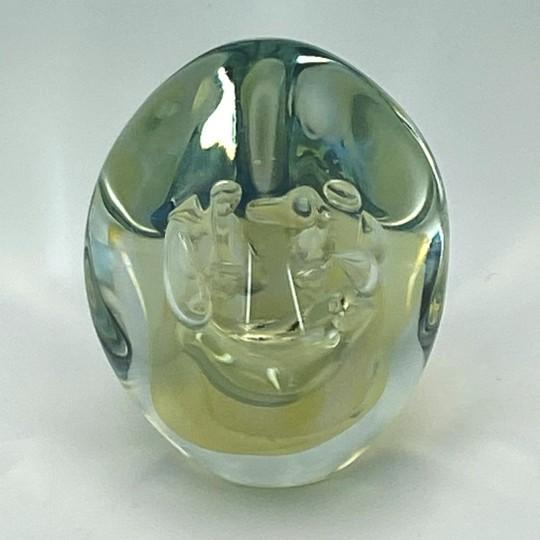 1990s Robert Eickholt Egg Paperweight 3-Sided Opalescent Glows 4.5” Vintage Signed For Sale In Philadelphia - Image 6 of 18