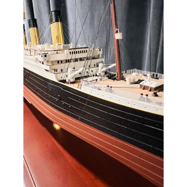 Realism Late 20th Century r.m.s. Titanic Danbury Mint Collector’s Model Ship in Display Case – Museum Quality Detail For Sale - Image 3 of 12