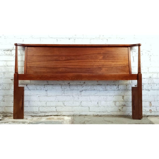 A beauitful walnut headboard.fitting queen bed or full bed, attributed to Broyhill, made during the 60s. Features...