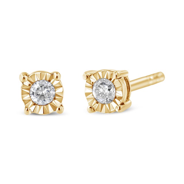 Add a shimmering touch to your wardrobe with these elegant and extravagant diamond earrings. Fashioned in the round shape,...