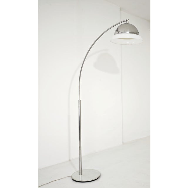 Metal Mid-Century Modern Italian Chromed Brass and Acrylic Glass Arch Floor Lamp, 1970s For Sale - Image 7 of 18