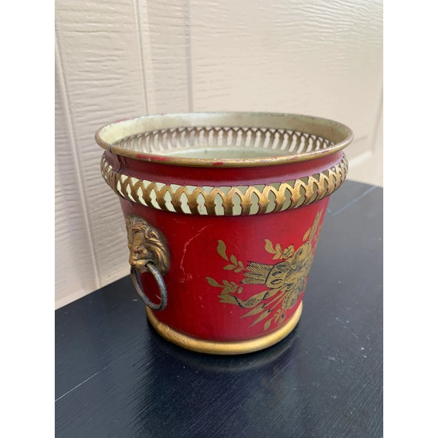 French Provincial French Red & Gold Tole Cachepot With Lion Head Handles and Pierced Gallery Rim For Sale - Image 3 of 8