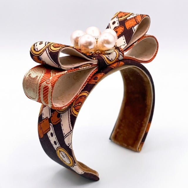 2020s Gucci Belt & Buckle Flower Vintage Silk Necktie Cuff Bracelet For Sale - Image 5 of 5