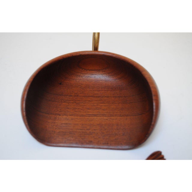 1960s Vintage Italian "Fish" Crumb Brush and Pan in Teak and Brass For Sale - Image 5 of 12