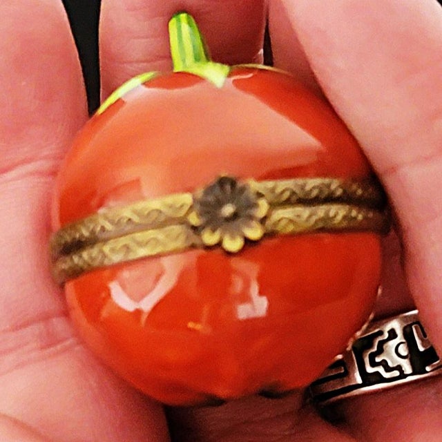 French Provincial Vintage Limoges France "Peint Main" Tomato Box With Flower Clasp For Sale - Image 3 of 6