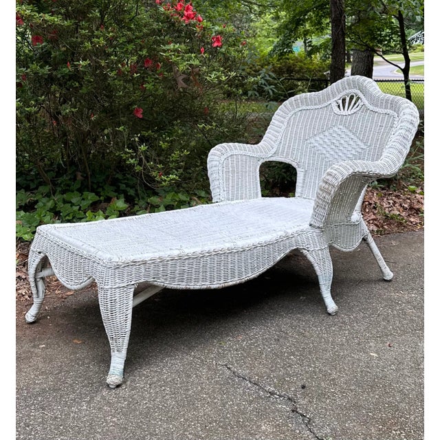 Victorian White Wicker Chaise/ Lounge Chair Beautifully Woven Detailed Design Very Well Made, Comfortable & Stylish