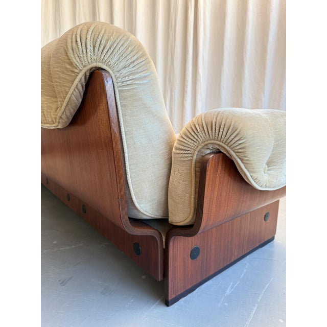 Tecno Mid-Century Modern Italian Velvet and Wooden Sofa by Osvaldo Borsani for Tecno, 1960s For Sale - Image 4 of 18