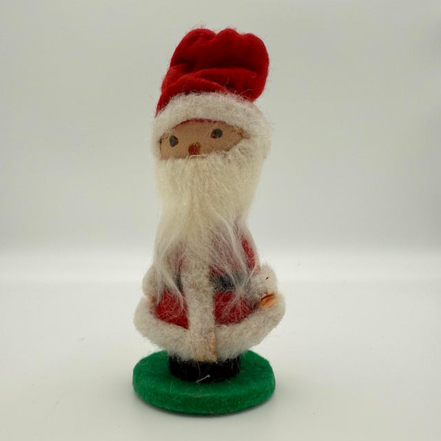 Vintage 1960s German Mid-Century Felt Santa Figure on Green Base – Christmas Decoration For Sale In Richmond - Image 6 of 6