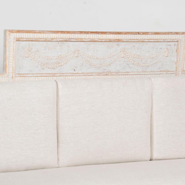 Early 19th Century Early 19th Century White Swedish Gustavian Bench Settee With Egg and Dart Carving For Sale - Image 5 of 13