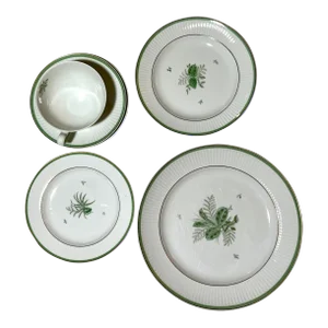 1960s Royal Copenhagen “Green Melodi” 5 Piece Place Setting - Green Band & Floral Center, Ribbed Rim, Gold Trim