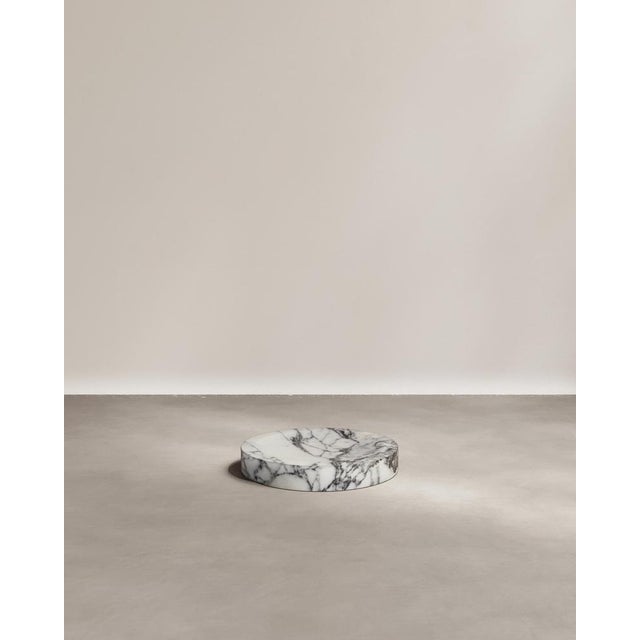 Levitation poche in arabescato marble by paloma editions. Dimensions: d 20 x w 20 x h 5 cm. Materials: arabescato marble....