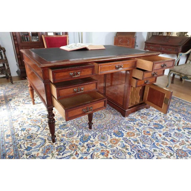 Beautiful desk with plenty of storage space and yet a light effect in the interior thanks to one light side on the legs....