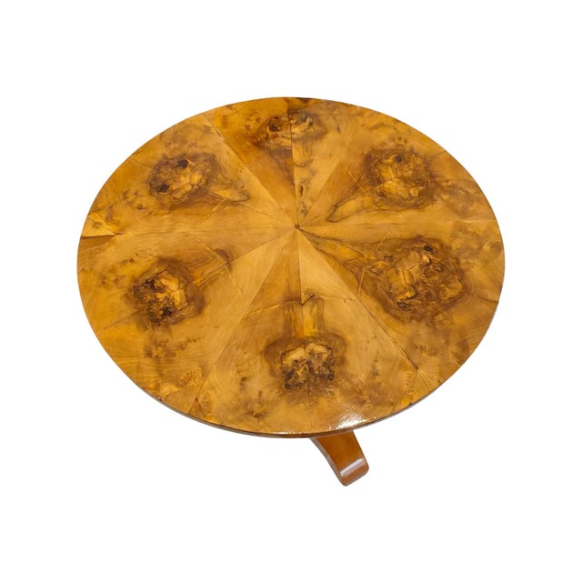 Round Biedermeier pedestal table in walnut, probably South German, circa 1830. Height 76 cm (29.9 in), diameter of the top...