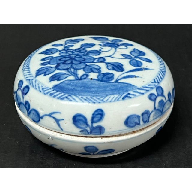 Late 19th Century Chinese Art Porcelain Blue and White Round Pill Box For Sale In New York - Image 6 of 10