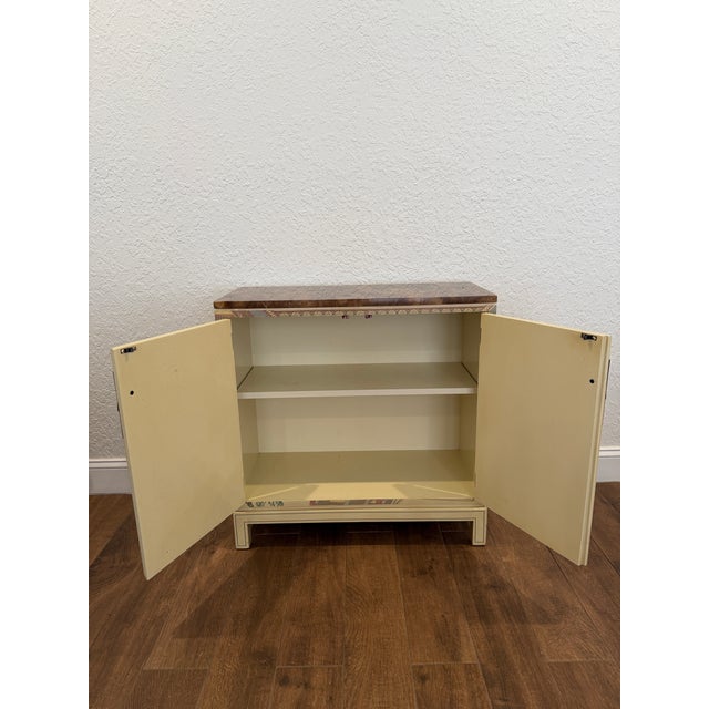 Wood 1980s Drexel Heritage ‘Et Cetera’ Hollywood Regency Chinoiserie Hand-Painted Cream Lacquered Bar Cabinet For Sale - Image 7 of 12