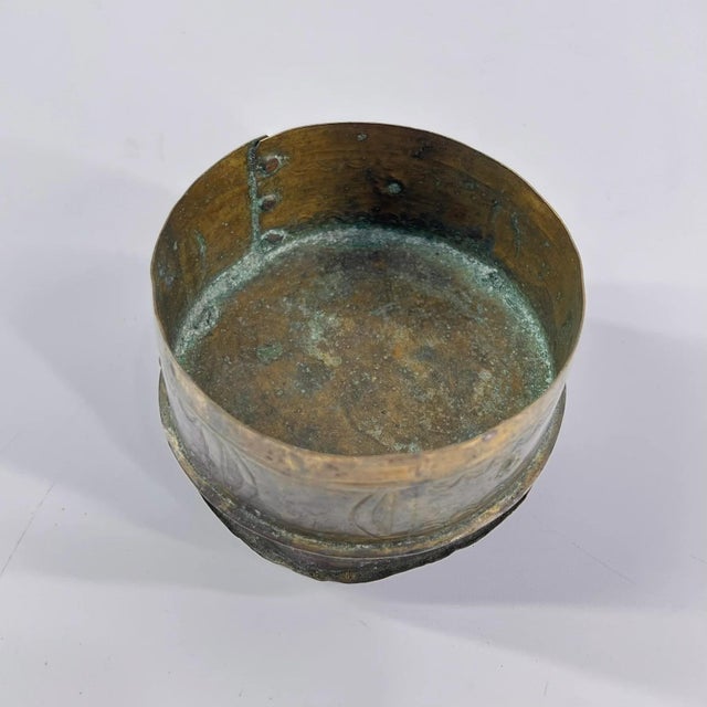 African Early 20th Century Asante Forowa Chased Brass Box Ghana MATTER COLLECTION For Sale - Image 3 of 6