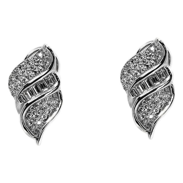 Late 20th Century Pair of White Gold DIamond Earrings For Sale