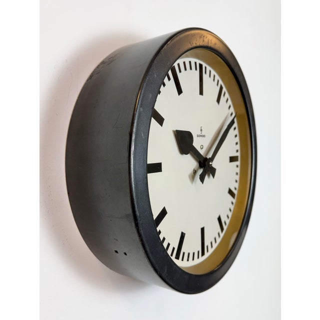 Mid-Century Modern Industrial Factory Black Wall Clock from Siemens, 1950s For Sale - Image 3 of 17