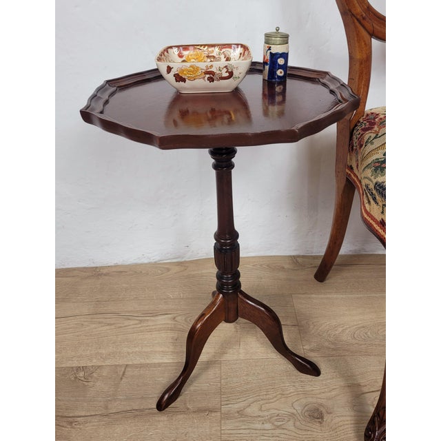 This stunning mahogany vintage tripod wine table displays fantastic features that add a classic and timeless finish to the...