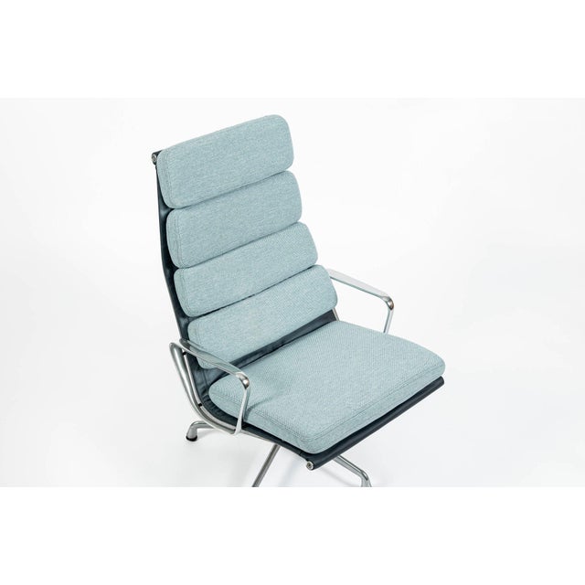 Pair of Eames Soft Pad Recliners for Herman Miller, Blue Gray Aluminum Group Lounge Chairs For Sale - Image 9 of 17