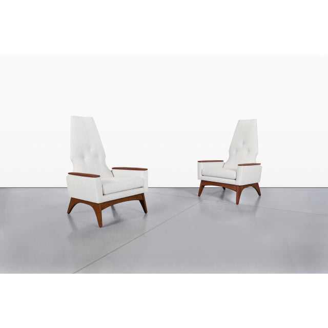 Mid-Century Modern Mid-Century Modern Sculptural Walnut Lounge Chairs by Kroehler For Sale - Image 3 of 15