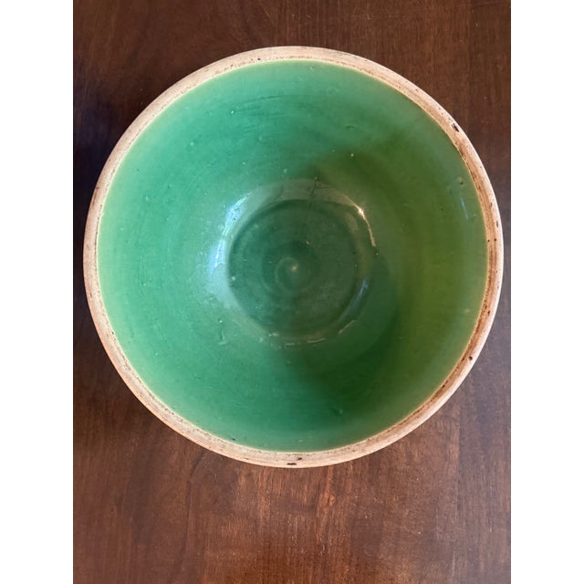 Vintage 1920s Hull Pottery Mixing Bowl in Green Glaze. In Excellent Condition. This is a rare antique item whose overall...