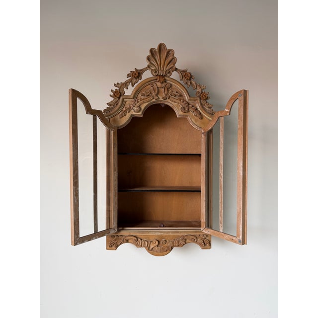 1970s Italian Hollywood Regency Carved Wood Two-Door Hanging Wall Cabinet For Sale - Image 4 of 13