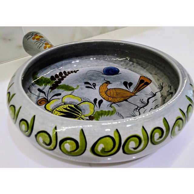 José Noé Suro Cerámica Suro Hand‑Painted Mexican Cazuela – Tonalá Folk Art Pottery, Bird & Floral, Mid‑Century For Sale - Image 4 of 9