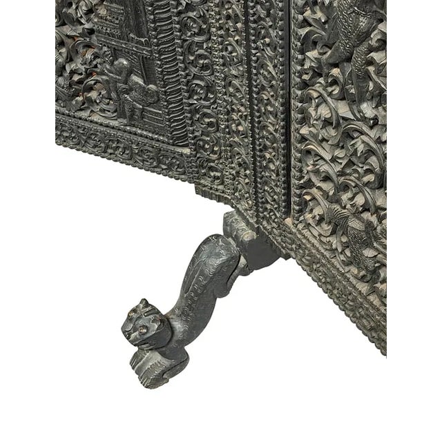 English 1900s Heavily Carved Anglo Indian 3 Panel Screen Room Divider. For Sale - Image 3 of 10