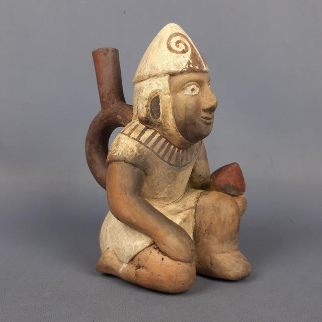 Terracotta Statue of Kneeling Warrior, Moche Peru, 20th Century For Sale - Image 3 of 13
