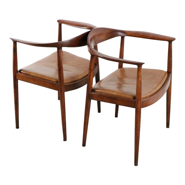 Set of Hans Wegner the Round Chair both in Oak For Sale