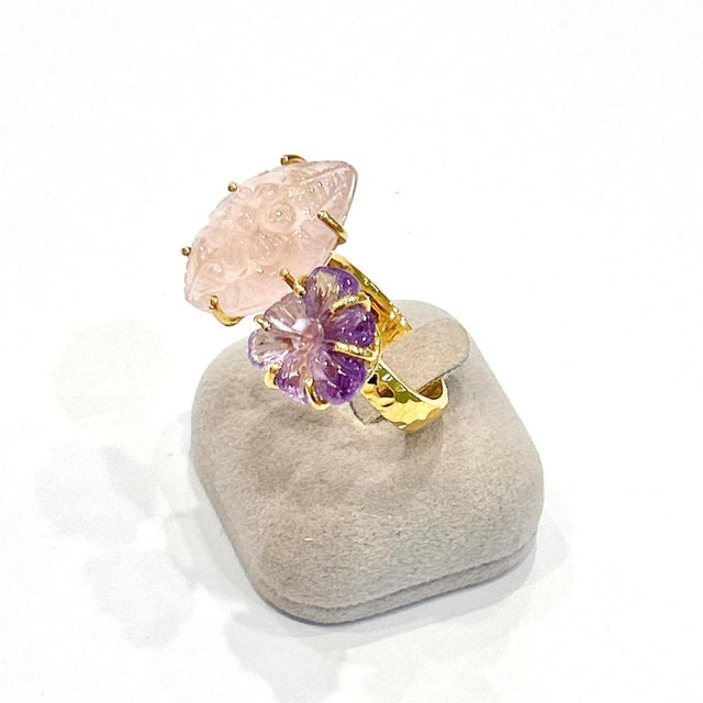 Baroque Bochic "Orient" Vintage Carved Pink Quartz & Amethyst Ring Set In 18K Gold & Silver For Sale - Image 3 of 18