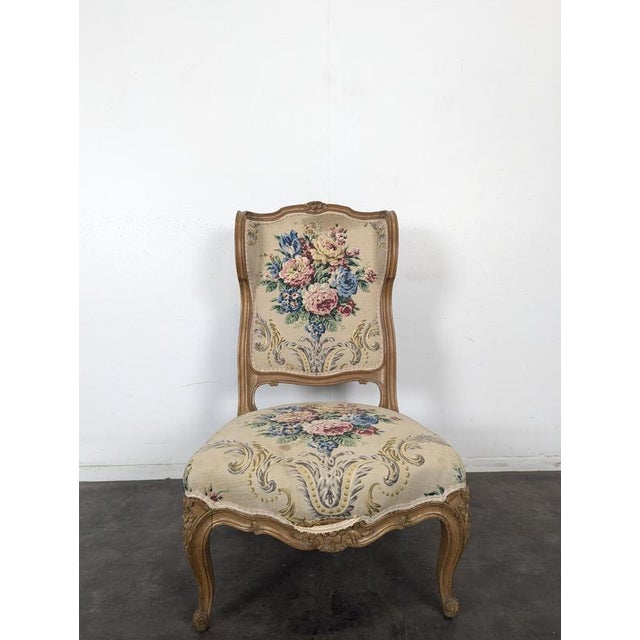 Louis XV Style Longue Chair in Wood with Floral Tapestry, in Very Good conditions.