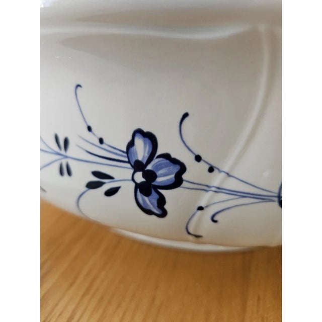 Bring elegance and tradition to your table with this Villeroy & Boch Vieux Luxembourg porcelain oval tureen. Crafted in...