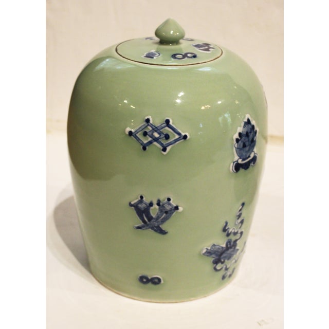 Ceramic Circa 1880 Chinese Pair of Covered Porcelain Jars For Sale - Image 7 of 9