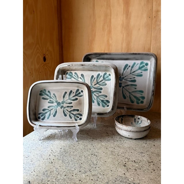 Blue Studio Pottery Serving Trays in Hand-Painted Ceramic by Gerard Hofmann, 1950, Set of 5 For Sale - Image 8 of 11