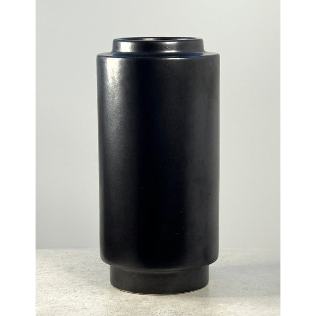 This ceramic vase was created in the 1960s based on a design by Jan Bontjes van Beek and produced by the Dr.-Ing. Alfred...