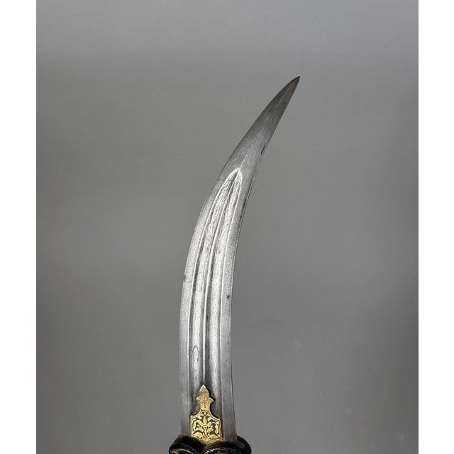 Black Kard jade dagger with a bird's head, India, Mughal Dynasty (1526-1857) For Sale - Image 8 of 8
