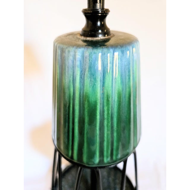Mid-Century Modern 1950s Mid-Century Modern Atomic Wrought Iron Hairpin Tripod Green Teal Ceramic Table Lamps - Pair For Sale - Image 3 of 6
