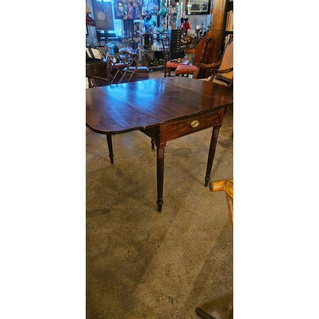Early 19th Century American Sheraton Mahogany Drop-Leaf Table. For Sale - Image 5 of 6