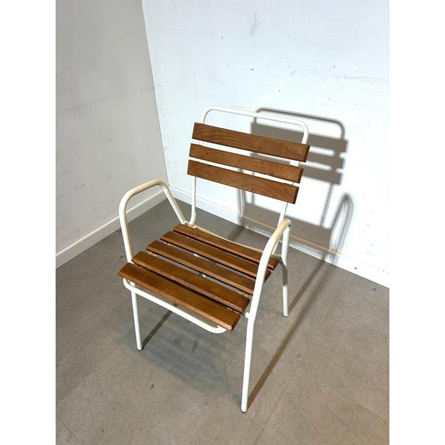 Mid-Century Outdoor Armchair – White Metal & Wooden Slats Elegant mid-century style armchair with a minimalist tubular...