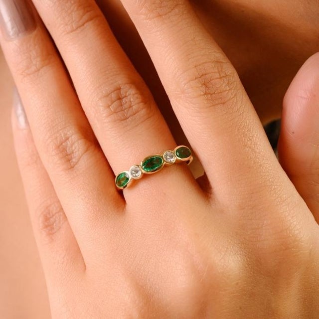 Emerald Oval Cut Three Stone Emerald Engagement Ring Size 6 With Natural Diamonds in 18k Gold For Sale - Image 8 of 16