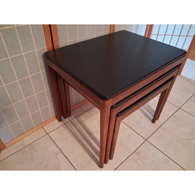 1960s 1960s Set of 3 Nesting Tables - Mid-Century Modern Nesting Tables in a Set of Three. This Set Has Warm-Toned Wood Frames With Black Finished Tops For Sale - Image 5 of 9