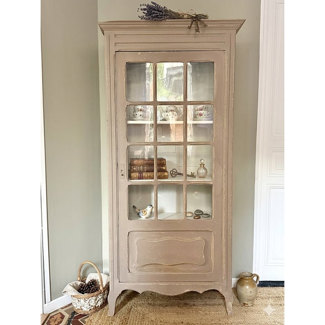 Beautiful mid-20th century French Country / Shabby Chic single-door vitrine. This charming display cabinet features a...