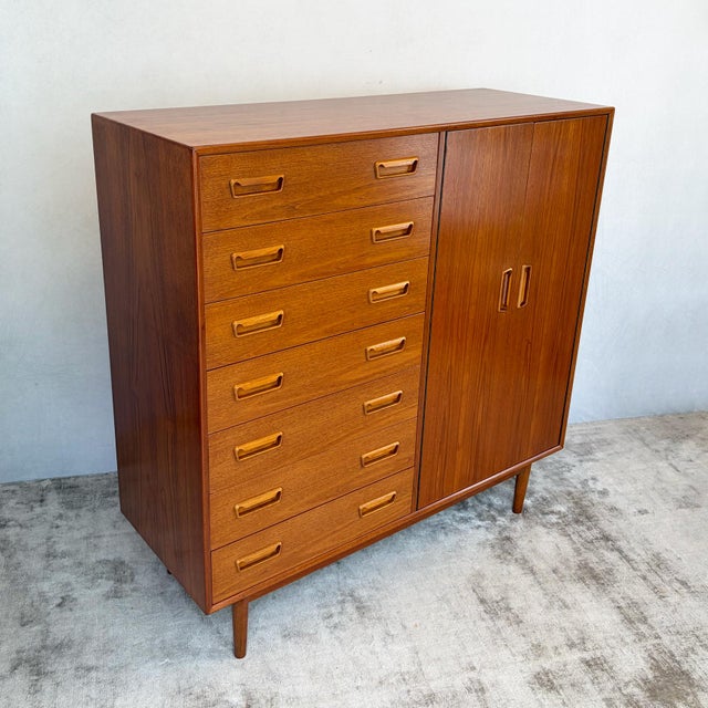 Danish Modern Teak Gentleman's Dresser Cabinet, 1960s For Sale - Image 6 of 15